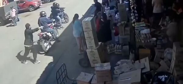 (VIDEO). Cuatro mondaha irrumpieron en un comercio en pleno Abasto y frente al rollete