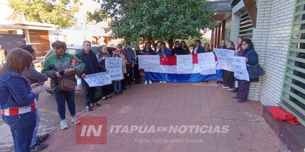 DOCENTES DENUNCIAN RED DE ESTAFAS Y SE MANIFESTARON FRENTE A LA FISCALÍA EN ENCARNACIÓN