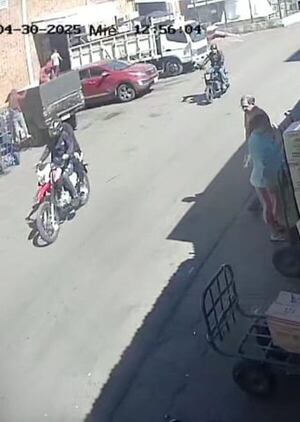 Motochorros roban G. 50 millones tras un asalto en el Mercado de Abasto - Policiales - ABC Color