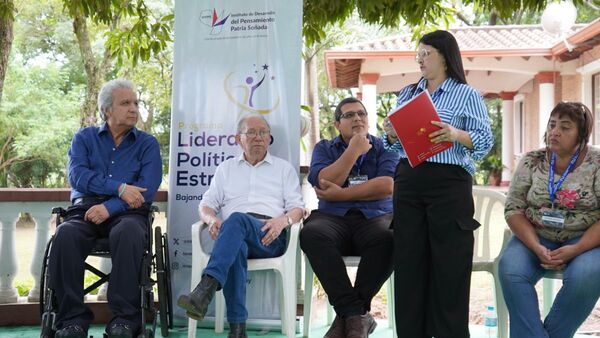 Expresidente de Ecuador inspira a jóvenes paraguayos en encuentro de liderazgo
