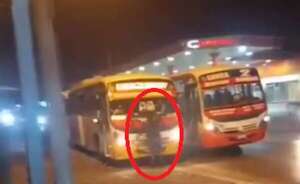 Video: choferes de buses se enfrentan a martillazos y pedradas en plena calle - Policiales - ABC Color