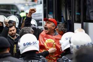 Más de 200 detenidos al tratar de manifestarse por el 1 de Mayo en Turquía - Mundo - ABC Color