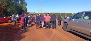 Aislados y olvidados: pobladores de Península cortan la Avda. Monday y exigen al MOPC respuestas inmediatas - La Clave
