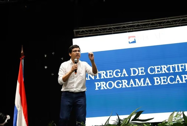 Gobernación entrega 1.000 becas universitarias y reafirma su compromiso con la educación - La Clave