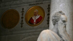 Cipriani, el cardenal peruano señalado de abuso sexual que desafía a Francisco después de muerto