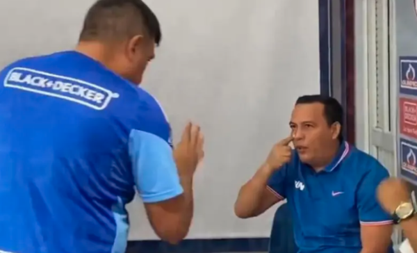 Versus / ¡Perdió la calma! César Farías enfrentó a un periodista en Colombia