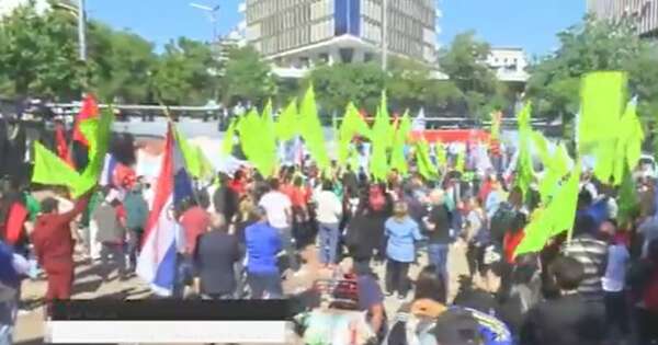 La Nación / Centrales obreras marcharon de forma dividida en el Día del Trabajador