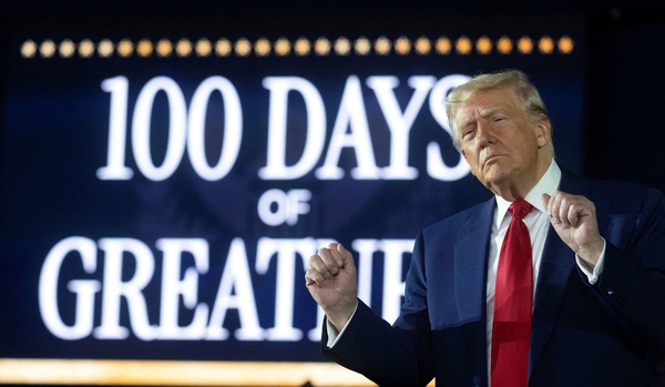 Donald Trump celebra sus primeros 100 días entre elogios internos y malos datos económicos