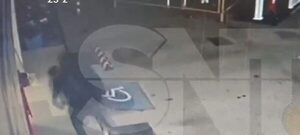 (VIDEO)Mujer fue atacada por su pareja en plena estación de servicios de Luque