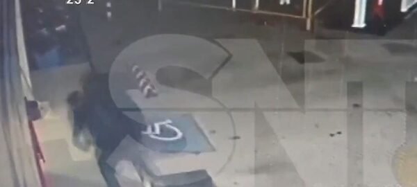 (VIDEO)Mujer fue atacada por su pareja en plena estación de servicios de Luque