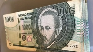 Adolescente encontró un fajo de dinero y quiere devolver al dueño