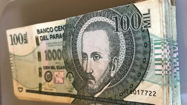 Adolescente encontró un fajo de dinero y quiere devolver al dueño