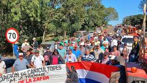 Sin respuestas del Gobierno, cañicultores pasan el Día del Trabajador sobre la ruta PY02 - Nacionales - ABC Color