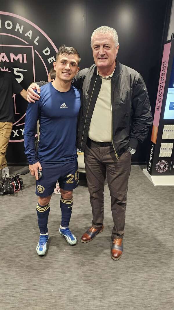 Gustavo Alfaro sigue de cerca la actuación de Andrés Cubas - Selección Paraguaya - ABC Color
