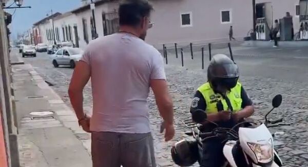 Ricardo Arjona salió a comprar pan en Guatemala y fue multado por estacionar mal