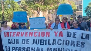 Jubilados municipales reclaman pago y piden intervención a la Caja