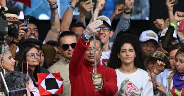 La Nación / Con la espada de Bolívar, Petro defiende sus reformas en una marcha multitudinaria