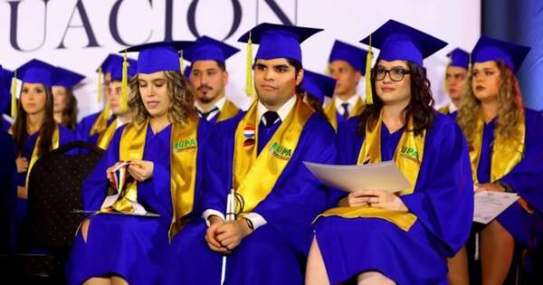 La Nación / Graduación y medalla de oro para un joven con discapacidad visual