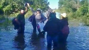 Itacuá: Docentes caminan por agua mientras autoridades se enfrentan