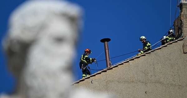 La Nación / El Vaticano empezó la instalación de la chimenea que anunciará al nuevo papa