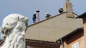 Se instala la chimenea en la Capilla Sixtina para el cónclave que elegirá al sucesor de Francisco