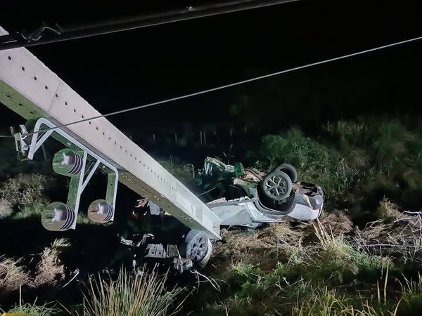 Grave accidente en Ñeembucú: 2 hombres pierden la vida tras chocar contra una columna de alta tensión - 1000 Noticias