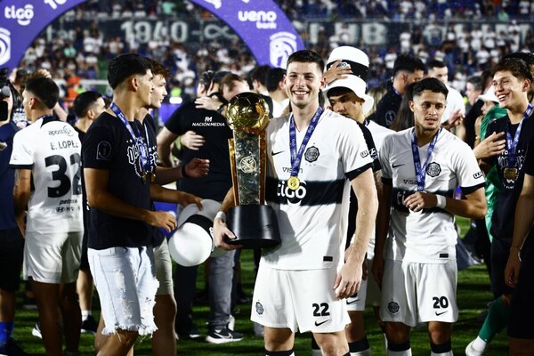 Versus / Destrozó a Capasso y este mostró la copa que ganó con Olimpia