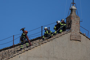 El Vaticano comenzó la instalación de la chimenea en la Capilla Sixtina que anunciará la elección del nuevo Papa