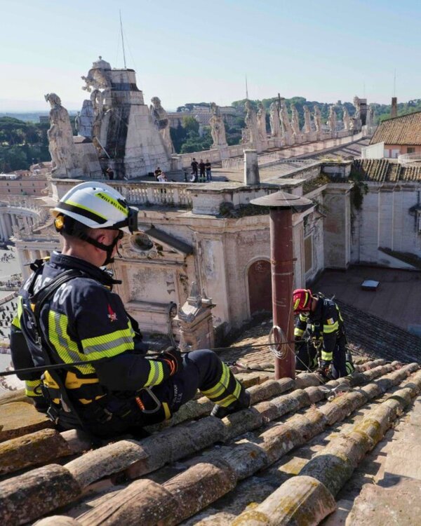 Instalan chimenea en la Capilla Sixtina que revelará el nombre del nuevo Papa - 1000 Noticias