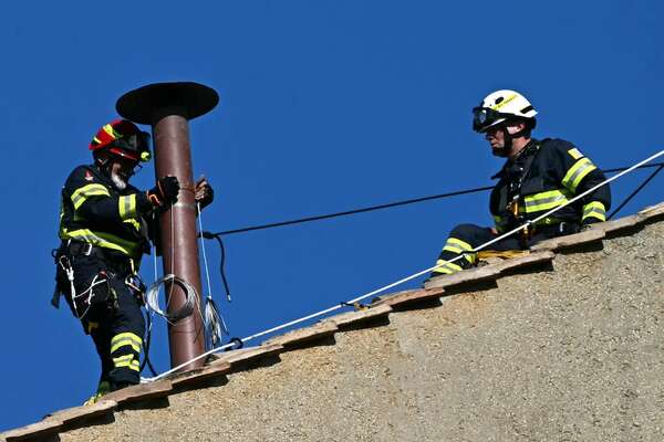 El Vaticano instala chimenea en la Capilla Sixtina para el cónclave