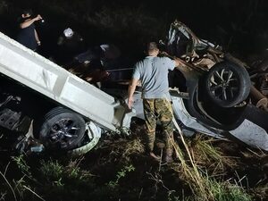 Villa Oliva: un fallecido y un herido tras violento choque contra una columna - trece