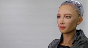 Innovación y empoderamiento femenino en encuentro con robot humanoide Sophia