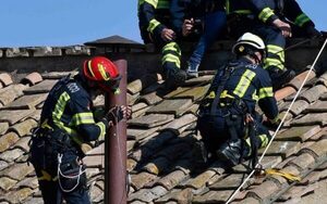 Levantan chimenea que anunciará al nuevo Papa