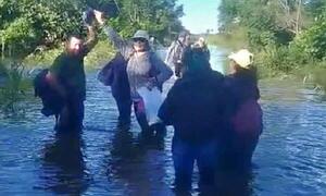 Itacuá: Docentes caminan por agua mientras autoridades se enfrentan – Prensa 5