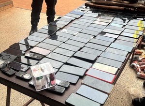 Casi un centenar de celulares incautados durante requisa en penal de Itapúa
