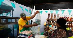 La Nación / Buenos precios y productos frescos ofrecen productores en feria frente a Nación Media