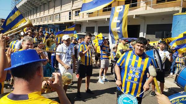 Así hinchas celebraron 104 años del Sportivo Luqueño •