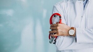 ¿Cómo es la vida de un residente? Se abre debate sobre prácticas abusivas en Medicina