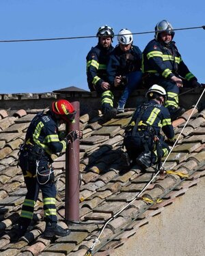 Vaticano instala chimenea que anunciará al nuevo papa - Unicanal