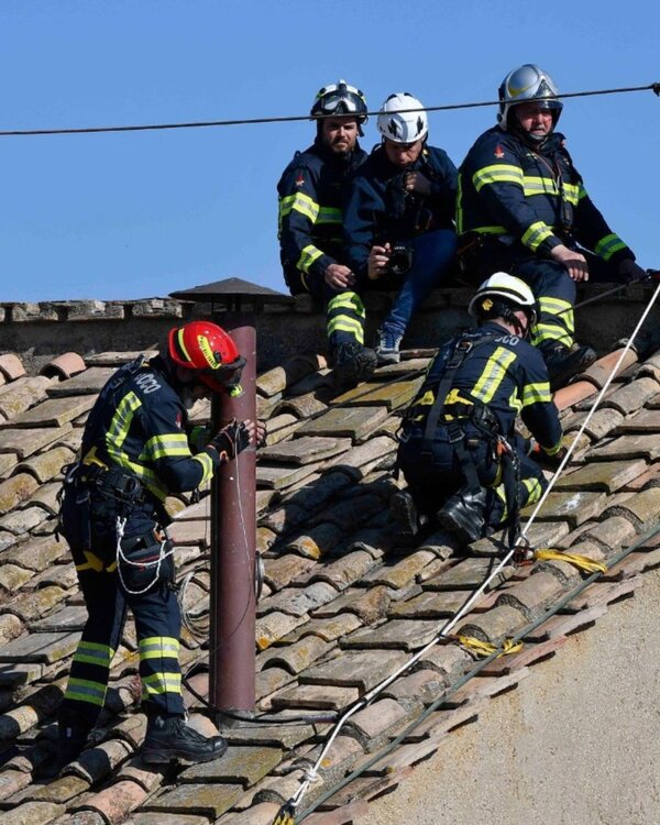 Vaticano instala chimenea que anunciará al nuevo papa - Unicanal