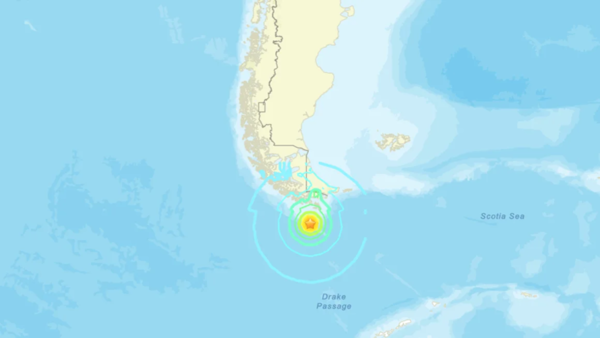 Sismo de 7,4 sacude costas del sur de Chile y Argentina. Evacuan sur de Chile por riesgo de tsunami