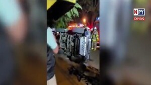 Fernando de la Mora: Conductor huyó tras volcarse y chocar dos vehículos