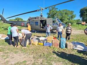 Helicóptero hacen llegar mercaderías a comerciantes de poblaciones aisladas de Fuerte Olimpo - Noticias del Chaco - ABC Color