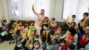 En Paraguay: Nadia Ferreira y su emotiva visita al Hospital de Clínicas