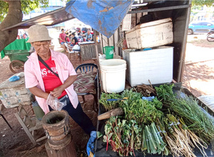 Abuelo persevera vendiendo mate y tereré más de 30 años frente al Hospital Regional - La Clave