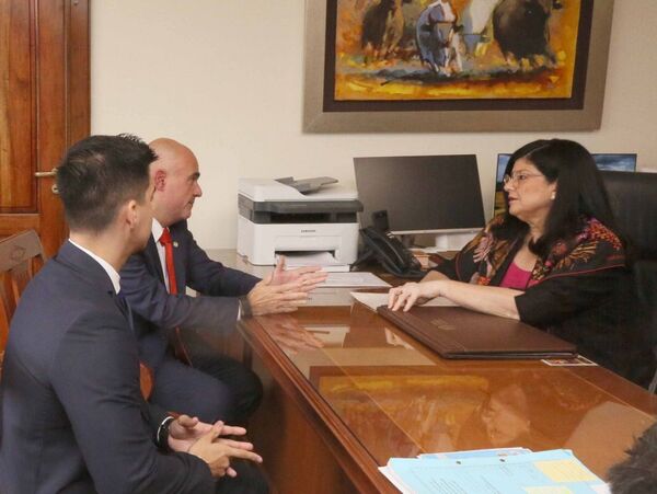 Ministra Carolina Llanes recibió al nuevo Decano de la Facultad de Derecho y Ciencias Sociales de la UNA