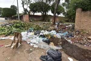Nenecho mantiene barrios Obrero y Pettirossi “inundados” de basura - Nacionales - ABC Color