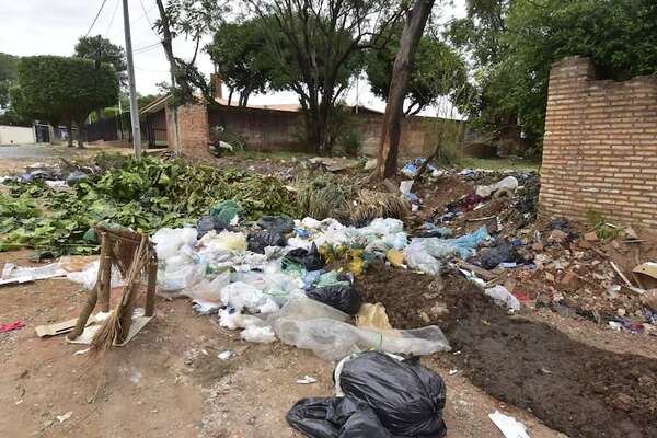 Nenecho mantiene barrios Obrero y Pettirossi “inundados” de basura - Nacionales - ABC Color