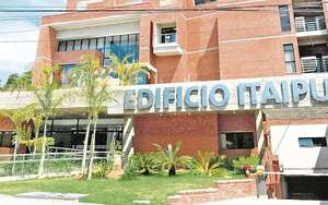 Puentazo en Itaipú: quisieron entregar nota sobre acceso a información pública, pero la entidad estaba cerrada - Economía - ABC Color