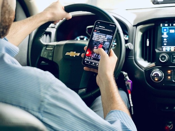 Celular al volante sigue siendo una de las principales causas de distracción y siniestros viales - ADN Digital